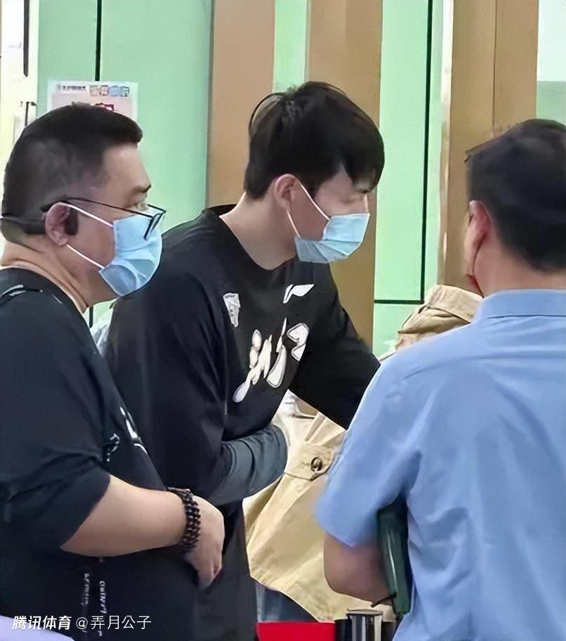 没有警告过他这一点，他只能尴尬地回到原来的生活状一切如旧，哈加程去没让盖拉东诺去悲地死，而是让他可怜地活令他最可悲的时刻都显得如此荒唐可笑，使之成为具有深刻悲剧内核的喜剧.契诃夫式的喜剧。